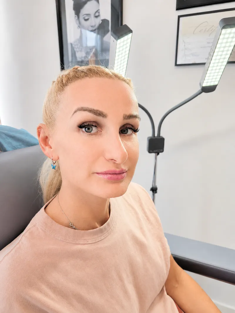 Klant met wimperextensions — natuurlijke look