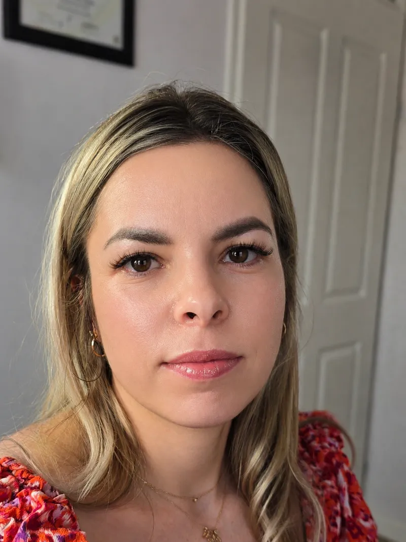 Klant met wimperextensions — zachte, natuurlijke set